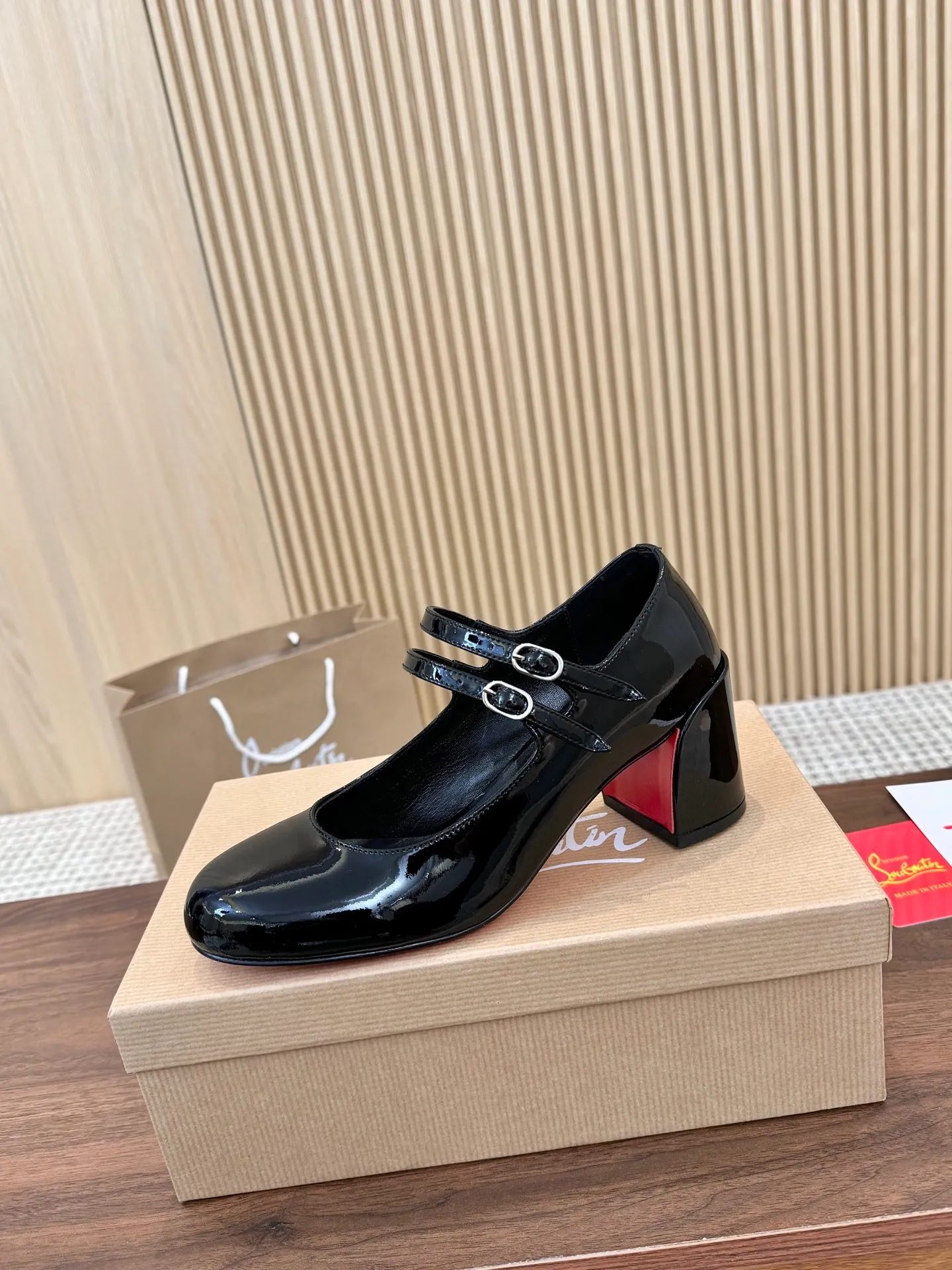 👟👟Ex-factory price 480👟👟 Genuine leather sole +40 Year-round shipment💝Christian Louboutin CL👠 "Patent Leather Series" Noble and luxurious, real blingbling✨ Real materials, all customized by the pattern maker, and the materials are made of original customized materials to achieve the taste of the original 6 color options💍Upper: Imported👉cow patent leather💪 Lining: Sheepskin foot pad/lining Size: 34-40.41.42 Heel height: 6.5cm